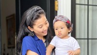 <p>Olivia kerap membagikan kegiatannya bersama baby Hydro pada laman media sosialnya. Keduanya bahkan sering tampil mengenakan batik dan belangkon, lho. (Foto: Instagram: @oliviazallianty)</p>