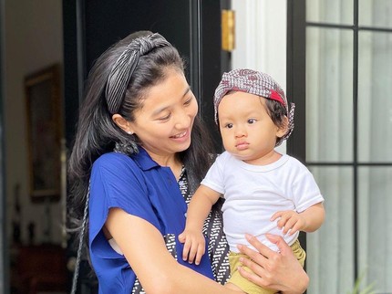 7 Potret Terbaru Baby Hydro Anak Olivia Zalianty, Gemas Pakai Belangkon