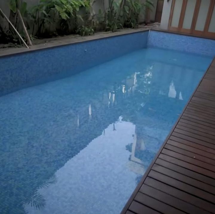 <p>Menyusuri teras rumahnya, rumah adik Jess No Limit ini juga memiliki fasilitas kolam renang yang cukup panjang, Bunda. (Foto: YouTube Jessica Jane)</p>