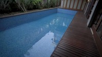 <p>Menyusuri teras rumahnya, rumah adik Jess No Limit ini juga memiliki fasilitas kolam renang yang cukup panjang, Bunda. (Foto: YouTube Jessica Jane)</p>