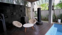 <p>Tak hanya itu, Jessica juga meletakkan kursi dengan bantal empuk yang dilengkapi meja untuk bersantai di pinggir kolam renangnya. (Foto: YouTube Jessica Jane)</p>