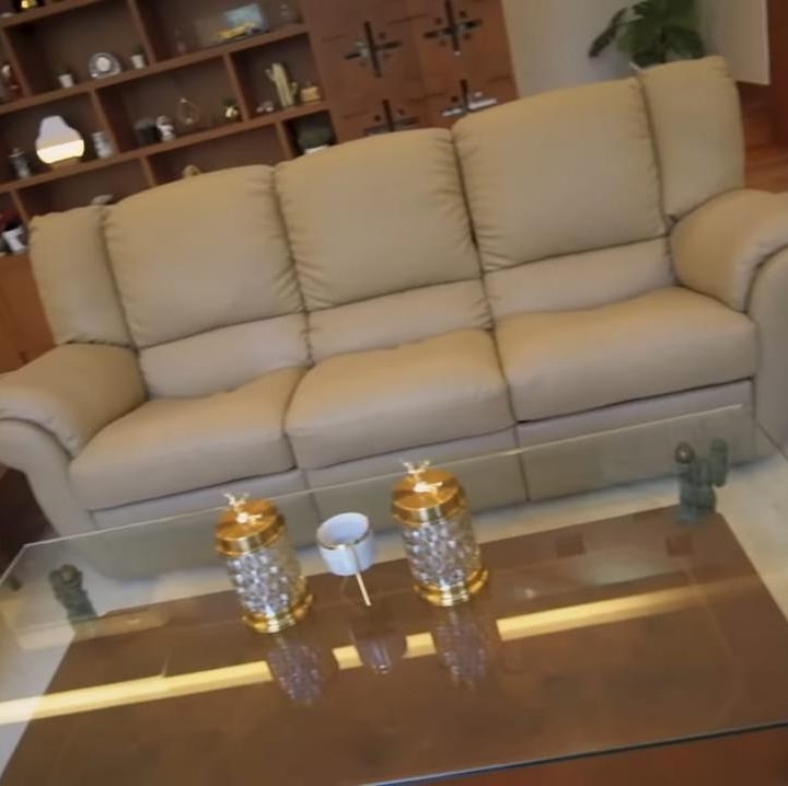 <p>Ruang keluarganya pun tampak nyaman dilengkapi dengan sofa berwarna cokelat yang menghadap ke arah kolam renangnya. (Foto: YouTube Jessica Jane)</p>