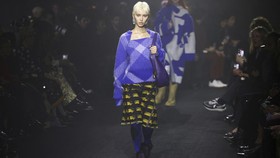 FOTO: Koleksi Burberry Perdana di Tangan Daniel Lee
