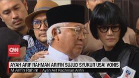 VIDEO: Ayah Arif Rahman Arifin Sujud Syukur Usai Vonis