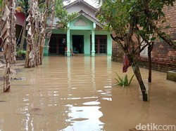 Penampakan Tanggul Sungai Dawe Kudus Jebol, Ratusan Rumah Kebanjiran