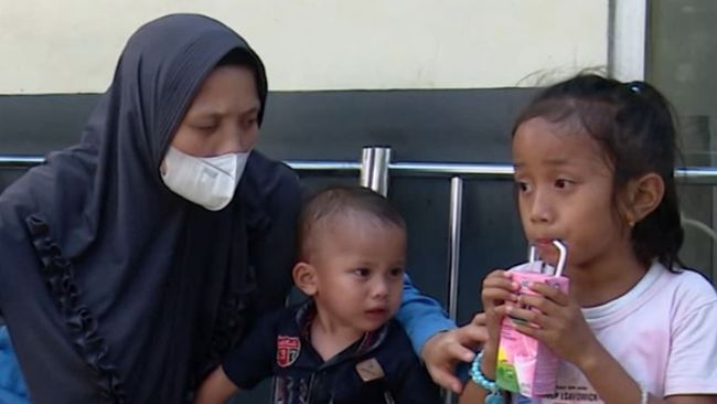 Mari salurkan donasi melalui Berbuatbaik untuk membantu Kartini, ibu penjual keripik tunanetra agar dapat terus menghidupi dua anaknya.