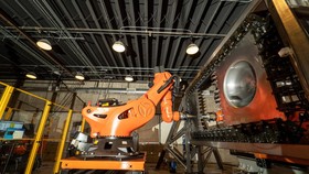 FOTO: Lihainya Robot 'Pandai Besi' Amerika Berbasis AI