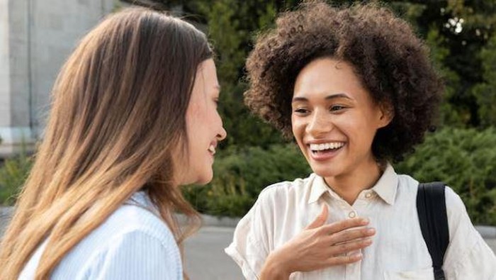 img-title Tidak Suka Menyembunyikan Perasaannya, 4 Zodiak Ini Sering Dinilai Oversharing!