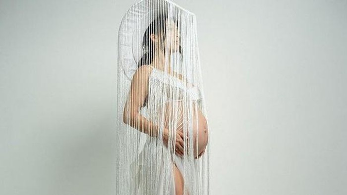 Melihat Kembali Maternity Shoot Jennifer Bachdim yang Mengusung Konsep Glamor