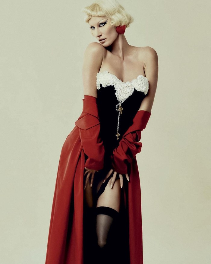 Meski identik sebagai mantan salah satu Victoria's Secret Angels yang glamor, ia sebenarnya sering berpose nyentrik di setiap pemotretan bersama majalah.Foto: Rafael Pavarotti/Vogue Italia
