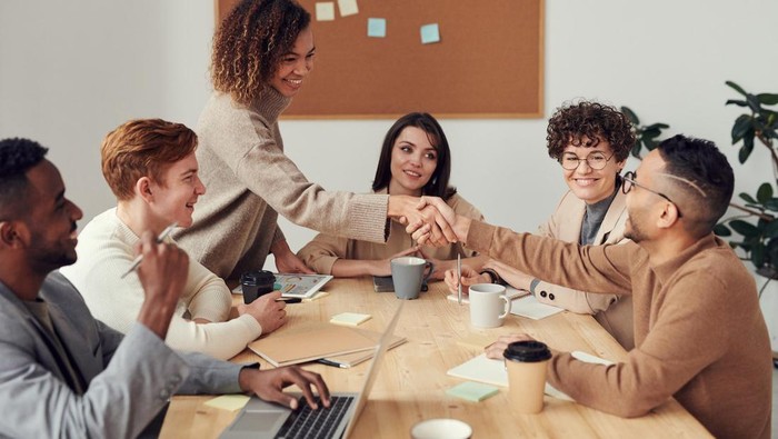 Ilustrasi Berinteraksi dengan Rekan Kerja