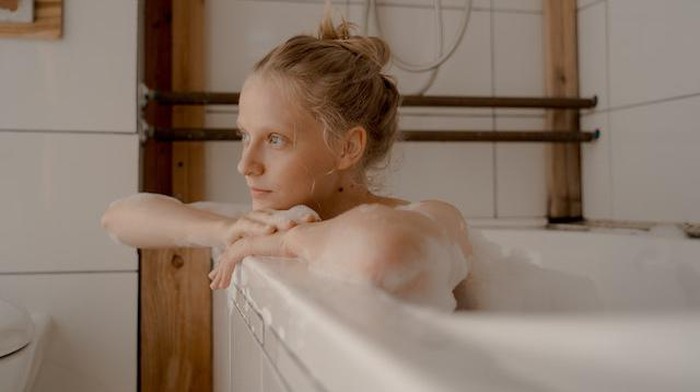 Ilustrasi Mandi dengan Body Wash / Foto : Pexel.com / Ron Lach