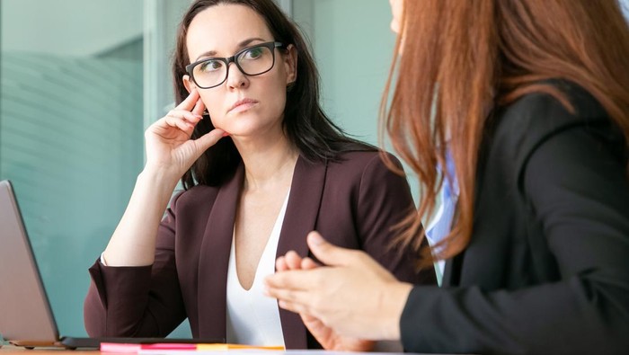 Ilustrasi Mendengarkan Rekan Kerja Berbicara