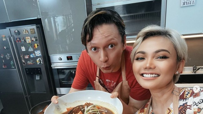 Kisah Rina Nose Dapat Odading Buatan Suami saat HUT