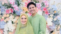 <p>Pada Februari lalu, pasangan ini mengadakan acara 4 bulanan. Lalita tampil cantik mengenakan gaun hijau dengan jilbab. Selaras dengan sang istri, Ibnu juga mengenakan pakaian bernuansa hijau. (Foto: Instagram @litahutami/ @ibnuwardani)</p>
