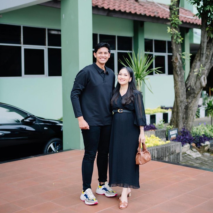 <p>Istri Seleb TikTok dan Youtuber Ibnu Wardani, Lalita Hutami, tengah hamil anak pertama nih. Usia kehamilan Lalita sudah masuk trimester kedua. (Foto: Instagram @litahutami/ @ibnuwardani)</p>