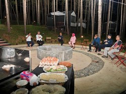 Gaya Santai Jokowi dan Para Menteri Makan Malam di Tengah Alam IKN