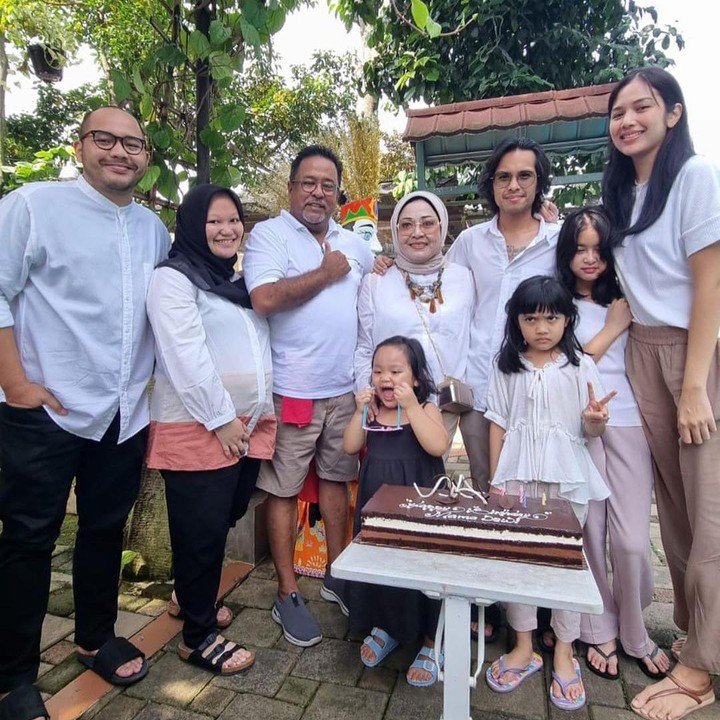 <p>Rano Karno juga membagikan keseruan keluarganya ketika merayakan ulang tahun istri tercinta bersama para cucu. "Ultah istri tercinta ditemani anak cucu," tulisnya. (Foto: Instagram @si.rano)</p>