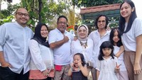 <p>Rano Karno juga membagikan keseruan keluarganya ketika merayakan ulang tahun istri tercinta bersama para cucu. "Ultah istri tercinta ditemani anak cucu," tulisnya. (Foto: Instagram @si.rano)</p>