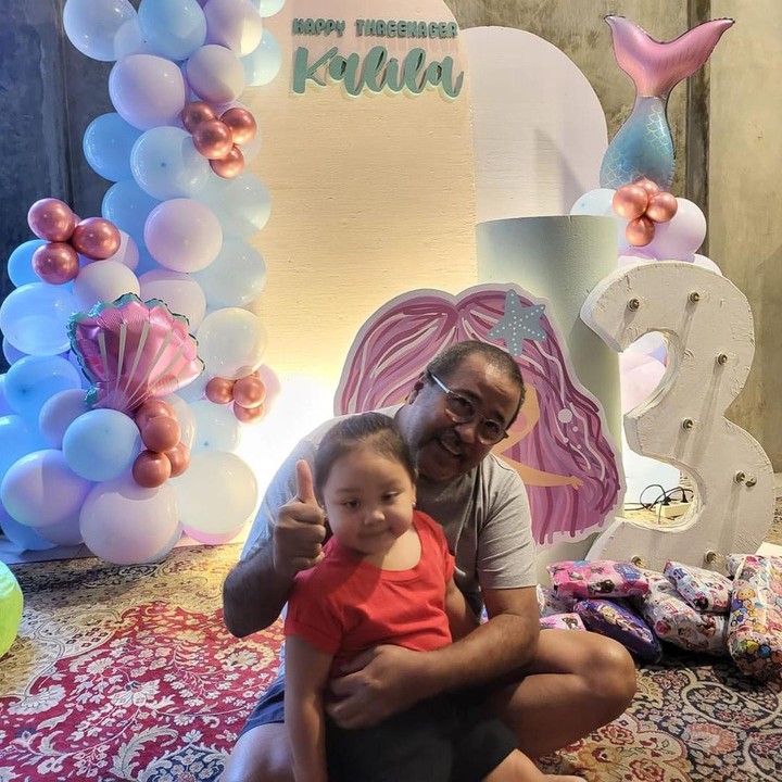 <p>Enggak cuma Amara, Rano Karno juga kerap memperlihatkan kedekatan bersama cucu kecilnya, Kalila. Seperti ketika merayakan pesta ulang tahun cucunya.<em> "Selamat ulang tahun yang ke 3, cucuku Kalila. Semoga jd anak shaleha, sehat selalu, bahagia, banyak rezeki, pinter, baik hati, semua doa yg terbaik ya Nak,"</em> tulis Rano Karno. (Foto: Instagram @si.rano)</p>