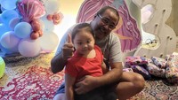 <p>Enggak cuma Amara, Rano Karno juga kerap memperlihatkan kedekatan bersama cucu kecilnya, Kalila. Seperti ketika merayakan pesta ulang tahun cucunya.<em> "Selamat ulang tahun yang ke 3, cucuku Kalila. Semoga jd anak shaleha, sehat selalu, bahagia, banyak rezeki, pinter, baik hati, semua doa yg terbaik ya Nak,"</em> tulis Rano Karno. (Foto: Instagram @si.rano)</p>
