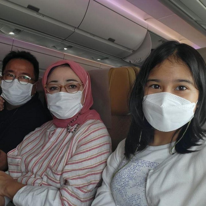 <p>Di sela-sela kesibukan, Rano Karno dan istrinya, Dewi Indriati sering menghabiskan waktu bersama Amara seperti dengan cara pergi berlibur. (Foto: Instagram @si.rano)</p>