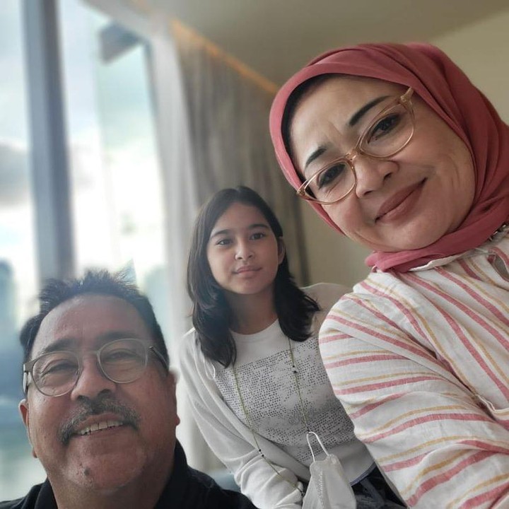 <p>Rano Karno kerap bekerja sambil ditemani oleh istri dan cucunya, nih. "Kerja sambil momong cucu yang lagi libur," tulisnya dalam unggahan foto di media sosial. (Foto: Instagram @si.rano)</p>