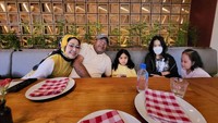 <p>Lalu baru-baru ini, Rano Karno kembali membuat unggahan Instagram terbaru yang memperlihatkan aktivitasnya bersama para cucu usai lama tak terlihat. Ia mengajak ketiga cucunya makan di restoran bersama sang istri. "Sore jalan sama cucu," kata Rano Karno. (Foto: Instagram @si.rano)</p>