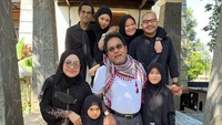 <p>Aktor Rano Karno lama tak terdengar kabarnya. Kini, ia tengah menikmati masa tuanya bersama keluarga dan para cucu tercinta. (Foto: Instagram @si.rano)</p>