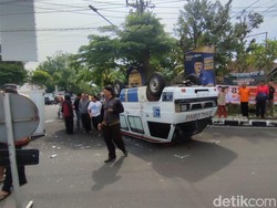 Tabrak Truk Boks, Ambulans Bawa Bayi dalam Inkubator Terbalik di Ciamis