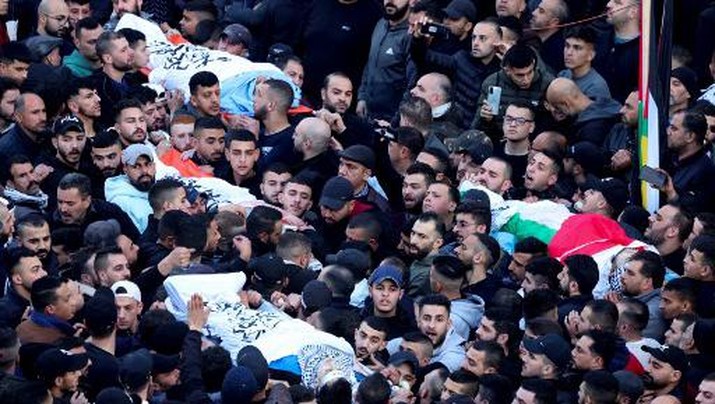 EDITORS NOTE: Graphic content / Mourners carry bodies of Palestinians killed earlier in a raid by Israeli forces on the occupied-West Bank city of Nablus, during their funeral procession on February 22, 2023. - Israeli troops killed at least 10 Palestinians in a raid on Nablus, while more than 80 suffered gunshot wounds, the Palestinian health ministry said. (Photo by jaafar ashtiyeh / AFP)