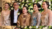 <p>Selamat untuk pernikahan Anggi Kadiman dan suami. Kita doakan semoga rumah tangga mereka diberkahi kebahagiaan dan langgeng ya, Bunda. (Foto: Instagram @rayyamakarim)</p>