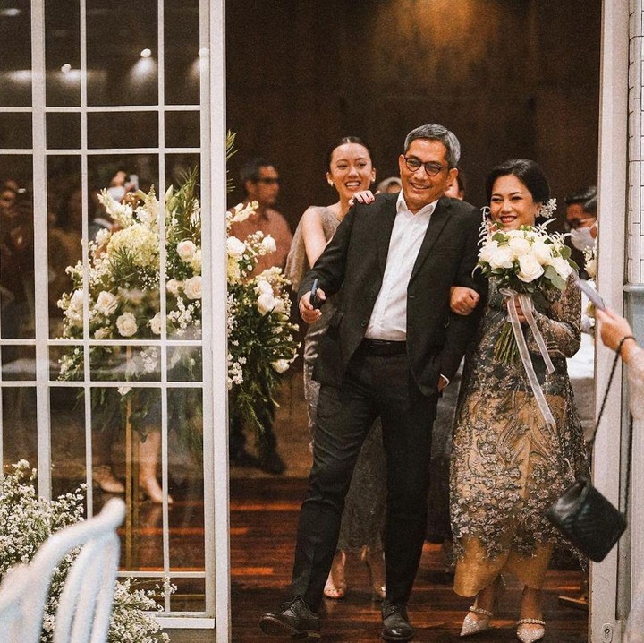 <p>Unggahan tersebut lantas menuai banyak reaksi positif dari netizen. Mereka mendoakan kebaikan serta kebahagiaan untuk pengantin baru. "Selamat yaa kak Nana buat ibu nya, samawa bahagia selalu," ujar akun @nuning****. (Foto: Instagram @nabilasudiro)<br /><br /><br /></p>