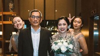 <p>Dalam hari bahagia ini, kedua anak Anggi dalam pernikahannya dengan Tora Sudiro, yakni Azzahra Nabila Sudiro dan Nayara Kanahaya Sudiro, juga terlihat hadir. Mereka tampak begitu bahagia melihat sang ibunda dan ayah sambungnya. (Foto: Instagram @nabilasudiro)<br /><br /><br /></p>