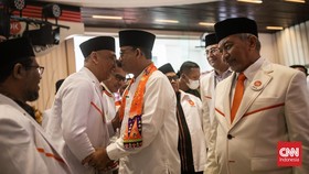 PKS Sematkan Peci Hitam ke Anies Usai Resmi Usung Jadi Capres