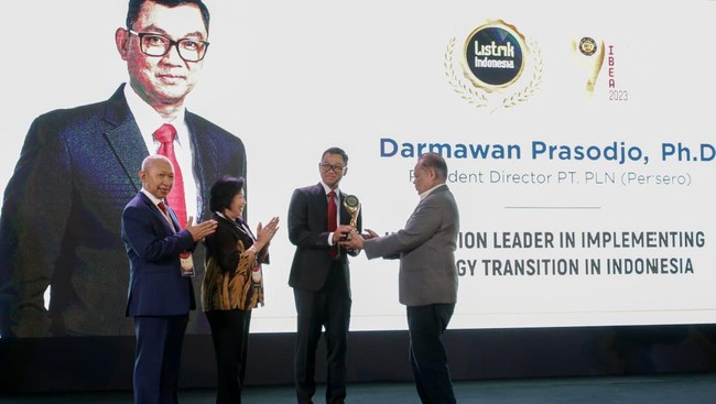 Dirut PLN Darmawan Prasodjo mendapatkan penghargaan dalam ajang IBEA 2023 pada kategori Innovation Leader in Implementation Energy Transition, Rabu (22/2).