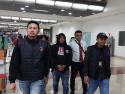 Momen Debt Collector Pemaki Polisi Digiring di Bandara Soetta
