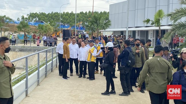 Jokowi memperlihatkan perbukitan yang nantinya akan menjadi kompleks istana presiden.