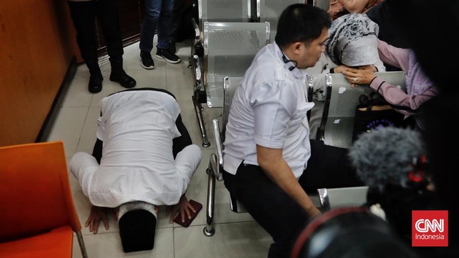 Ayah dari mantan Wakaden B Biro Paminal Propam Polri Arif Rachman Arifin melakukan sujud syukur usai vonis hukuman 10 bulan penjara.