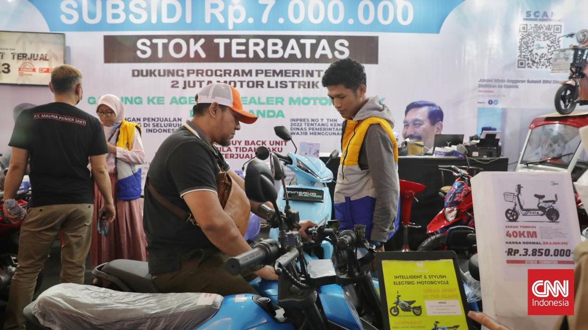FOTO: Ramai-ramai Cari Motor Listrik di IIMS 2023