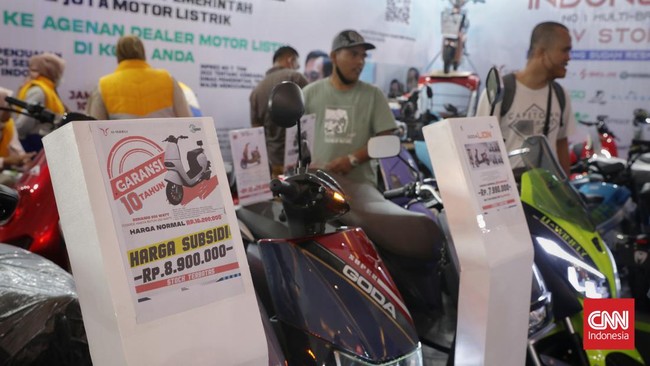 Ekonom menilai keliru pemberian subsidi motor listrik ke pelaku UMKM. Akses terhadap permodalan, pendampingan dan lainnya justeru yang lebih dibutuhkan.