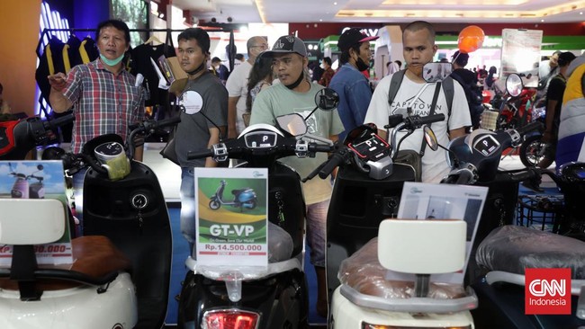 FOTO: Ramai-ramai Cari Motor Listrik di IIMS 2023