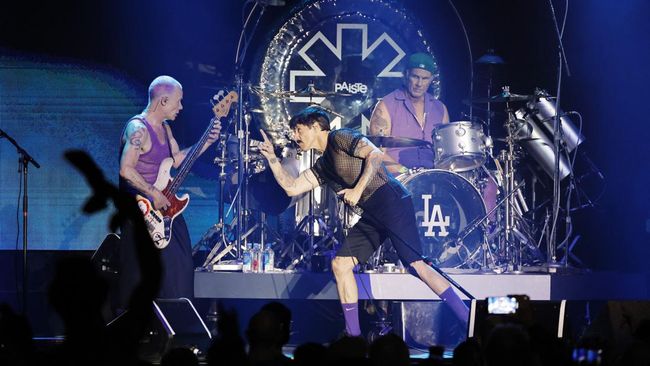 Meski sudah genap berkarier 40 tahun dan usia yang tak lagi muda, Red Hot Chili Peppers masih berenergi di atas panggung konser.