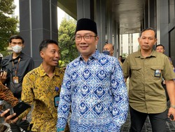 Tersentuh, RK Ajak Ketemu Pelajar yang Urunan Beli Sepatu untuk Teman
