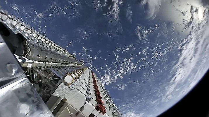 60 satelit Starlink di atas roket Falcon 9 mendekati orbit.