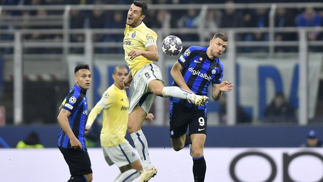 Dua pemain Inter Milan Edin Dzeko dan Andre Onana terlibat perselisihan di sela-sela pertandingan Liga Champions melawan Porto.