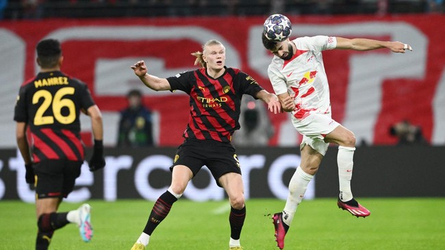 Suporter RB Leipzig membentangkan spanduk Istanbul dalam laga melawan Manchester City pada leg pertama babak 16 besar Liga Champions.