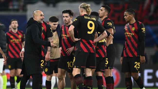 Pep Guardiola tidak menunggu hingga ke ruang ganti untuk memarahi pemain Manchester City usai ditahan RB Leipzig pada leg pertama 16 besar Liga Champions.