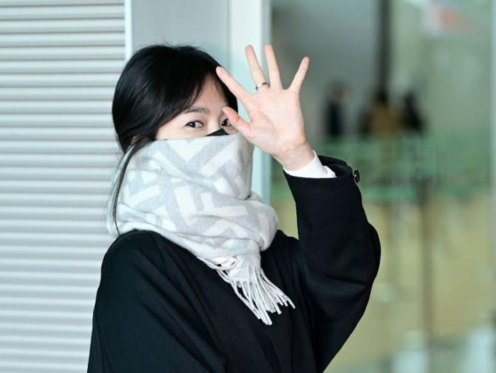 Song Hye Kyo di bandara saat akan bertandang ke Milan