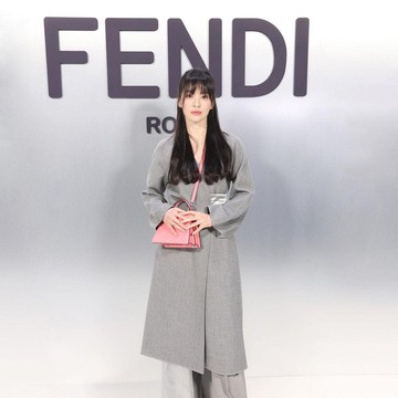 img-title Potret Menawan Song Hye Kyo Saat Menghadiri Fendi Show di Milan, Tampil Manis dan Awet Muda!